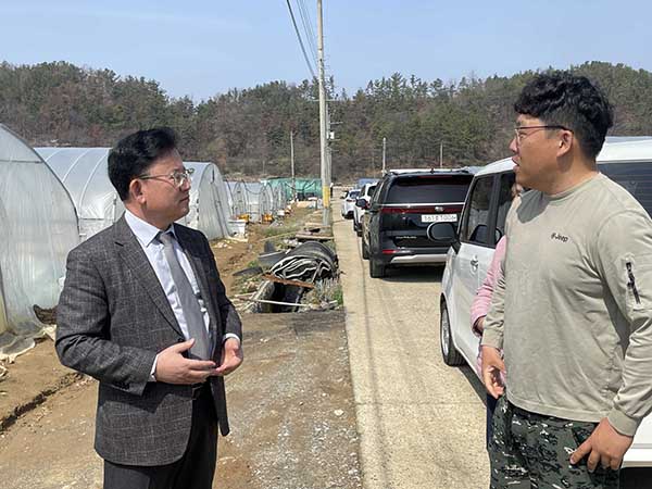 국립농업과학원 이승돈 원장은 지난달 27일 경상북도농업기술원 참외과채류연구소를 찾아 뒤영벌 적용 연구 현황을 점검하고, 뒤영벌을 화분매개로 사용해 참외를 재배하는 농가 상황을 살폈다.