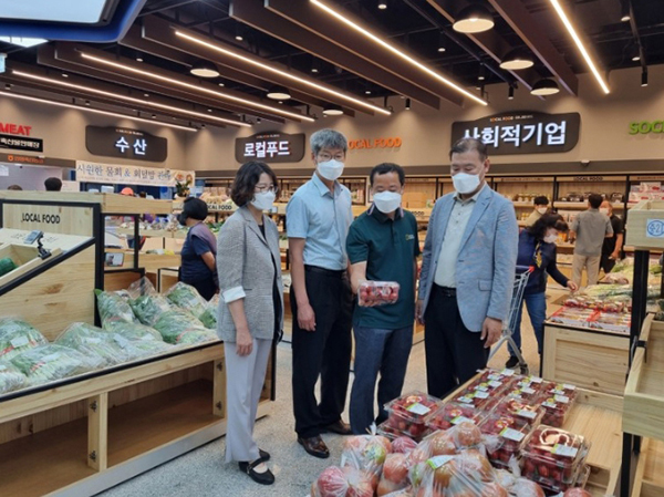 안양원예농협 관계자들이 로컬푸드 직매장을 살펴보는 모습