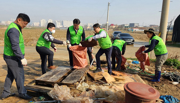 안양원예농협은 관내 농협들과 함께 영농폐기물 수거 캠페인을 실시하고 있다.