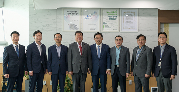 aT는 지난 8일 나주배원예농협 이동희 조합장 등 관계자들과 나주배 품질 향상 방안에 대해 논의했다.