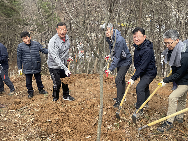 국립농업과학원은 다부처공동연구사업의 하나로 밤꿀 생산을 장려하고 밤꿀과 양봉산업의 가치를 널리 알리기 위해 지난 4일 공주에서 밀원수(蜜源樹, 꿀샘나무)를 심었다.