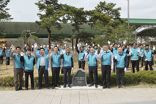 한국마사회는 식목일을 하루 앞둔 지난 4일 과천 본장에서 ‘제79회 식목일 기념 청렴 식목행사’를 개최했다.