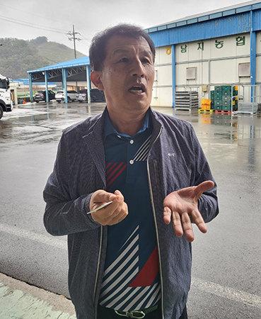 올해 월동무 생산·유통의 어려움을 호소하고 있는 김일식 농가 모습.