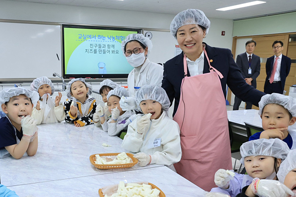 송미령 장관이 늘봄학교에서 일일강사로 재능을 기부하고 있다.