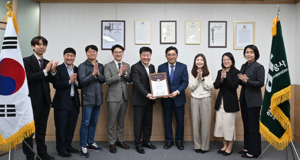 글로벌 저탄소 식생활·김치 홍보대사 위촉식 단체사진(한국농수산식품유통공사 김춘진 사장(왼쪽 4번째), 영국 킹스턴 왕립구 김동성 의원(왼쪽 5번째), 런던 한류 페스티벌 배찬효 총감독(오른쪽 3번째))