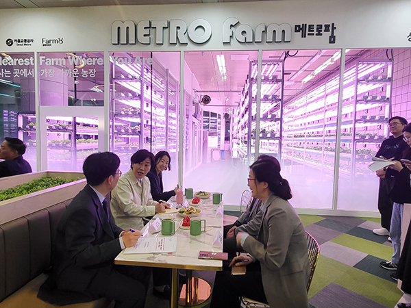 송미령 장관(왼쪽 가운데) 지하철 역사 내 수직농장을 방문하고 관계자들과 논의를 하고 있다.