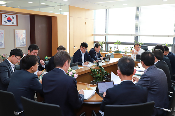 여영현 농협 상호금융대표이사가 2024년 제1회 비상경영대책위원회를 주재하고 있다.