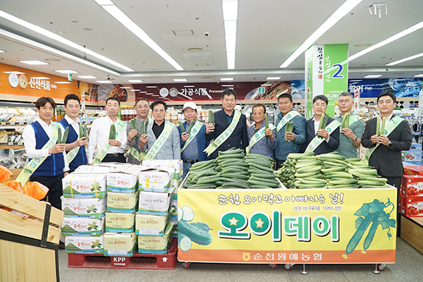 지난 2일 하나로마트에서 오이데이를 맞아 채규선 조합장 등이 판촉행사를 실시했다.