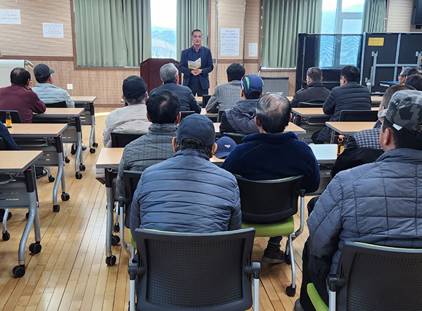 이한우 조합장이 고품질 샤인머스캣 생산을 위한 재배기술 교육을 실시하고 있다.
