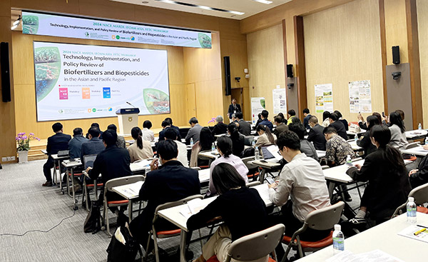 한국, 대만, 미국 등 11개국에서 온 40여명의 참석자가 농협중앙회가 FFTC와 공동 주최한 워크숍에 참석해 발표를 듣고 있다.