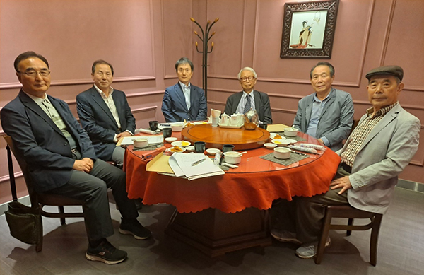 왼쪽부터 강상조, 우종덕, 우종경, 이병일, 김용희, 윤진영 등 준비위원들이 지난 16일 수원 고등동에서 재단법인 설립을 위한 모임을 가졌다.