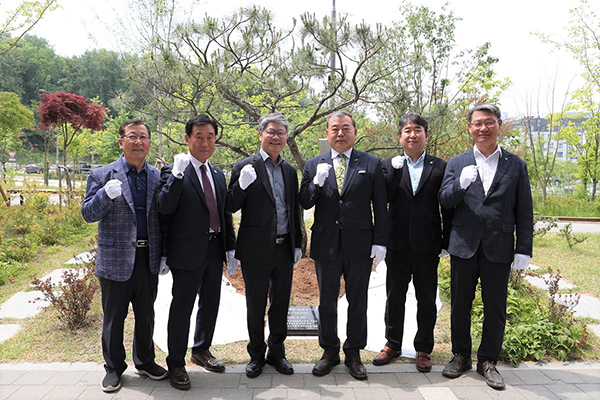 농림수산식품교육문화정보원은 지난 22일 세종시 조치원에 있는 기념수(금송)의 이식 행사를 진행했다.