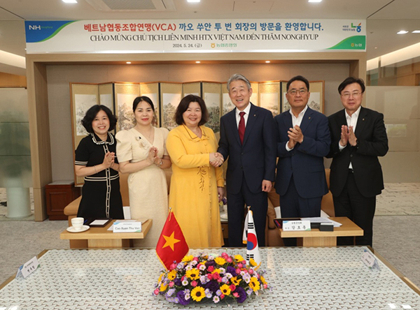 강호동 농협중앙회장(우측에서 세 번째)이 지난 24일 농협중앙회 본사에서 베트남협동조합연맹(VCA) 까오 쑤안 투 번 회장(좌측에서 세 번째)과 면담을 가졌다.