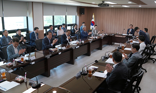 지난 3일 예산군 농업기술센터에서 개최된 간담회에서 참석자들이 재해대책에 대해 논의하고 있다.