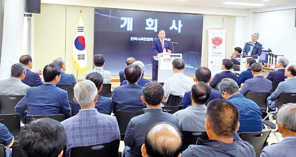 지난 7일 열린 ‘기후온난화 속 국내 사과산업 경쟁력 제고방안 모색 토론회’에 사과농가들이 대거 참석, 미래사과산업에 대한 향방에 큰 관심을 보였다.