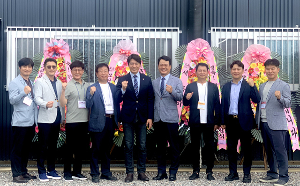지난 8일 고양시 소재 화훼농원 모단패밀리 초대형 스마트팜 난실에서 한국부귀란협회 기념식을 개최했다.