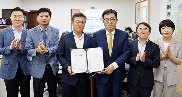 한국농수산식품유통공사와 정읍시 MOU 모습(김춘진 한국농수산식품유통공사 사장(오른쪽 3번째), 이학수 정읍시장(오른쪽 4번째))