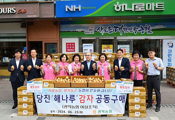 지난 25일 열린 해나루 황토감자 판매장 모습.
