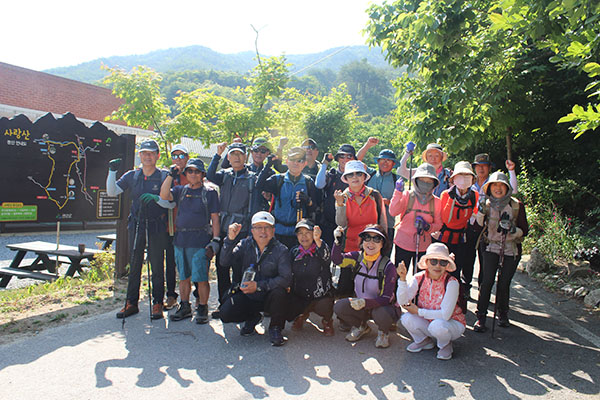 산악회에 참석한 아산원예농협 조합원들이 기념촬영을 하고 있다.