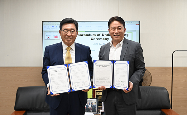 한국농수산식품유통공사-난양공대 변환경제연구센터 MOU 모습(한국농수산식품유통공사 김춘진 사장(왼쪽), 난양공대 변환경제연구센터 조남준 센터장(오른쪽))