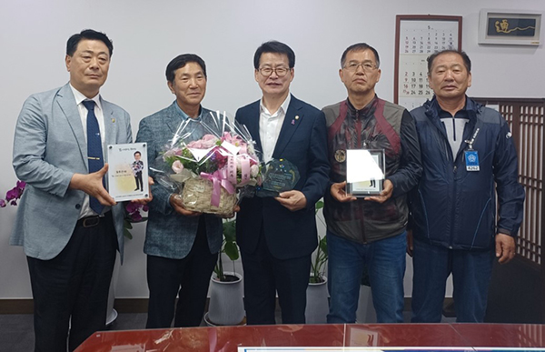 한국화훼자조금협의회는 지난 18일 서울 국회의원회관에서 임호선 의원을 ‘꽃을 사랑하는 국회의원’으로 위촉했다. 사진 왼쪽부터 유석룡 한국화훼농협 조합장, 서용일 한국화훼자조금협의회장, 임호선 더불어민주당 국회의원, 한경표 음성군화훼생산자협의회장, 김항식 음성군화훼생산자협의회 부회장 모습.