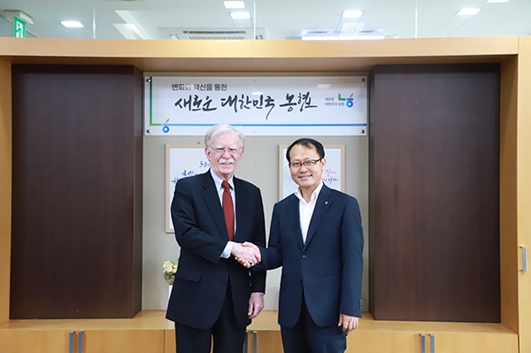 여영현 상호금융대표이사(오른쪽)은 지난 24일 서울 중구 농협중앙회 본관에서 존 볼턴 수석고문(왼쪽)을 접견했다.