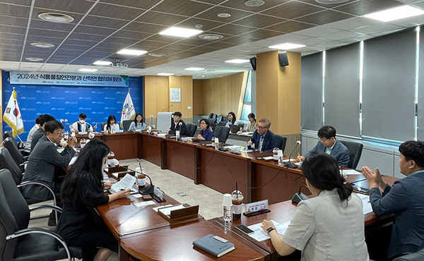 식품진흥원에서 2024년 식품품질안전분과 산학연 협의체 운영방안 논의를 위한 출범회의를 하고 있다.