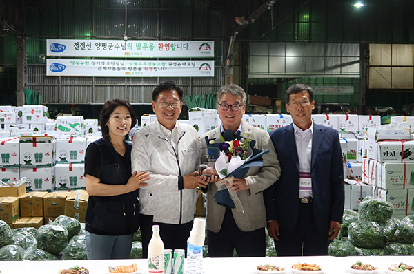 전진선 양평군수(왼쪽 두 번째)가 홍성호 동화청(왼쪽 세 번째)과 대표에게 감사패를 전달하고 기념촬영을 하고 있다.