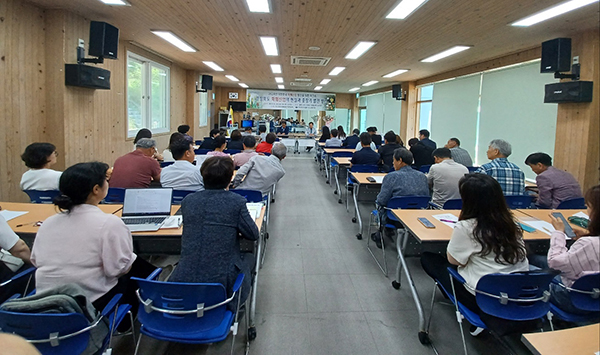 지난달 28일 경북 상주 오봉산 생태문화 수련관에서 대한민국 화훼산업 발전-경상북도 화훼산업의 현실과 중장기 발전 방안‘ 워크숍이 개최됐다.