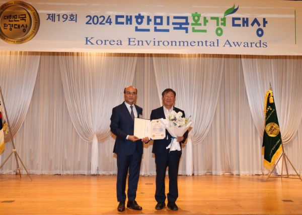 김봉학 익산원예농협 조합장(오른쪽)이 대한민국환경대상을 수상하고 기념촬영을 하고 있다.