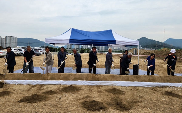김해화훼종합유통센터 착공식에서 김성관 조합장을 비롯한 관계자들이 화훼산업 활성화를 위해 첫삽을 뜨고 있다.