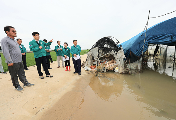 권재한 농촌진흥청장이 지난 11일 전북도 익산시의 집중호우 피해지역을 찾아 시설채소, 논콩 등 농작물 침수 피해 상황을 점검했다.