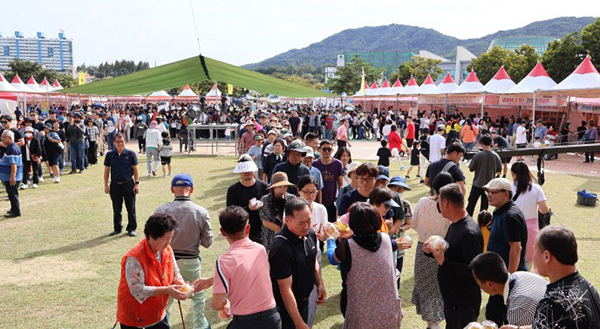 햇사레 복숭아축제장을 방문한 관람객들이 즐기고 있는 모습