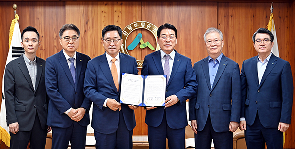 한국농수산식품유통공사-산림조합중앙회 MOU 모습.((왼쪽 3번째부터) 김춘진 한국농수산식품유통공사 사장, 최창호 산림조합중앙회 회장)