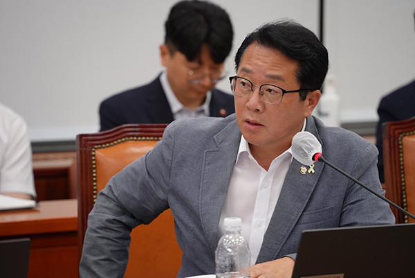 지난 16일 열린 농협 업무보고에서 문금주 의원이 무기질 비료가격 지원 정책에 관해 이야기하고 있는 모습.