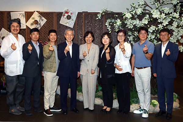 송미령 장관(가운데)이 외식산업 산·학 관계자들과 간담회를 끝내고 기념촬영을 하고 있다.