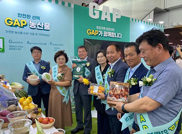 농산물우수관리(GAP) 홍보 팝업스토어 개관식에 참석한 관계자들이 부스에 전시된 GAP 인증 농산물을 둘러보고 있다. (왼쪽부터 김강욱 농협하나로유통 고양유통센터장, 김연숙 고향주부모임 회장, 김정호 농협경제지주 원예수급부장, 문미란 소비자시민모임 회장, 전용희 국립농산물품질관리원 인증관리과 사무관, 최성환 전국GAP생산자협의회장(부경원예농협 조합장), 강승극 농림축산식품부 농축산위생품질팀 과장)