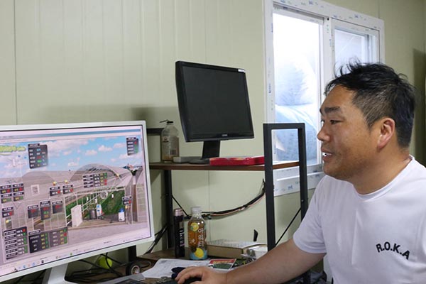 스마트팜을 운영하고 있는 허민구 대표가 관제실에서 웰시스에 대해 설명하고 있다.