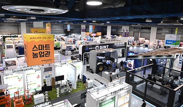 한국농업기술진흥원(원장 안호근)은 농식품 분야 첨단기술과 기업을 홍보하고 지원하기 위한 박람회인 ‘농식품 테크 스타트업 창업 박람회(이하 ‘AFRO 2024’)를 지난달 25일부터 27일까지 3일간 서울 삼성동 코엑스(Hall B)에서 개최했다.농식품부가 주최하고 농진원, NH농협, 코엑스가 주관하는 이번 박람회는 기업 제품 전시 및 홍보와 더불어 창업기업의 성장을 지원하기 위해 투자·판로·기술·해외진출·네트워킹 등 창업 생태계에 특화된 농식품 테크 박람회로 기획되었으며, 그린바이오와 애그·푸드테크 분야 유망 벤처·창업기업 268社가 참여했다.작년 최초로 개최된 박람회에서는 236社가 참여했으며, 1만여명에 육박하는 관람객이 내방해 성공적으로 마무리됐다.올해는 해외진출, 대기업 리버스 피칭 등 기업이 필요로하는 부대행사를 신규로 구성했으며, 전문가 상담 및 컨설팅을 상시 운영해 예비창업자부터 유망기업까지 모두 참여하여 성과를 얻을 수 있도록 기획했다.농진원과 NH농협을 비롯하여 농식품 분야 대표 공공기관인 농림수산식품기술기획평가원, 농업정책보험금융원, 한국식품산업클러스터진흥원 등이 참여해 기업들에게 홍보부스 및 투자유치 IR 등 다양한 지원을 진행했다.박람회 기간 중 농식품모태펀드 투자로드쇼, 식품클러스터 투자설명회등 다양한 투자유치 관련 행사와 대형 유통채널 MD 품평회, 라이브커머스 등 판로지원 행사도 3일 동안 진행됐으며, 민간 및 국유 특허 기술 이전 설명회도 열렸다. 또한, 최근 해외 진출을 희망하는 기업들이 증가하고 있는 추세 맞춰 해외진출 세미나와 푸드테크 글로벌 세미나도 함께 진행됐다.