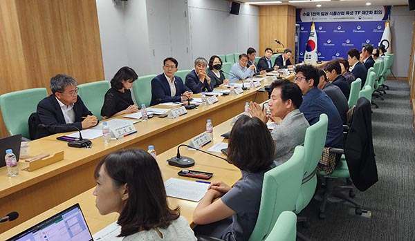 농어업위는 지난 24일 수출 1천억달러 식품산업 육성 TF 제 2차 회의를 개최했다.