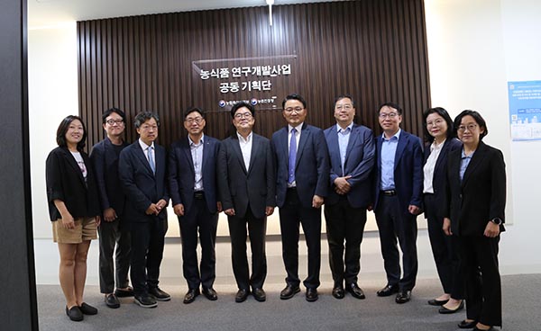 농식품 연구개발 공동기획단 현판식이 끝나고 관계자들이 기념촬영을 하고 있다.
