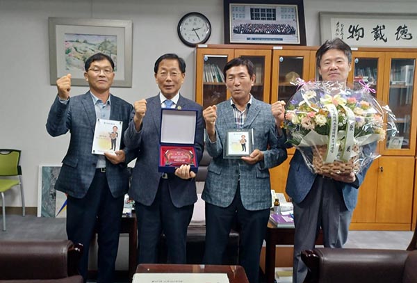 한국화훼자조금협의회는 지난달 22일 서울 국회의원회관에서 윤후덕 의원(더불어민주당, 경기 파주시갑)을 ‘꽃을 사랑하는 국회의원’으로 위촉했다. 사진 맨 왼쪽부터 파주시장미연합회 박인수 회장, 윤후덕 의원, 자조금협의회 서용일 회장, 한국화훼농협 장기남 상임이사 모습.