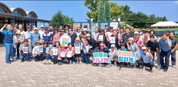 음성군화훼생산자협의회는 지난 13일 충남 태안군 천리포수목원 앞에서 아침밥 먹기 캠페인을 실시했다.