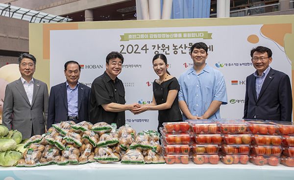 아브뉴프랑 광교점에서 진행된 ‘2024 강원 농산물 축제’에 참석한 주요 관계자들이 기념 촬영을 하고 있다. 좌측부터 이상용 대아청과 대표, 박재욱 호반프라퍼티 대표, 백종원 더본코리아 대표, 김윤혜 호반프라퍼티 총괄사장, 김민성 호반산업 전무, 강신주 아브뉴프랑 대표.