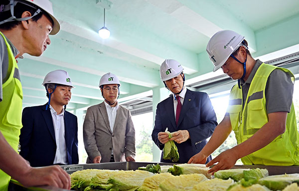 이천비축기지 현장 점검 중인 홍문표 사장.
