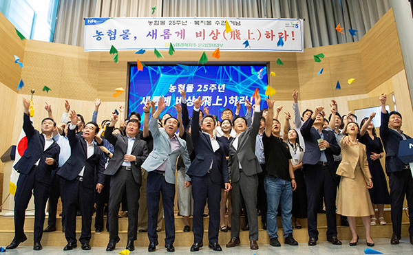 농협몰 25주년 행사중 참석자들이 종이비행기 날리기 퍼포먼스를 하고 있다.
