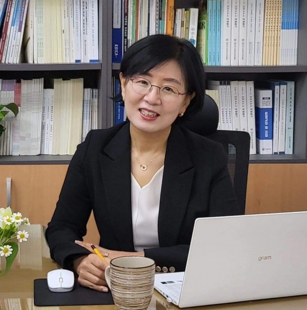 She is.... 농식품산지유통연구원 원장을 역임하고 있다. 안재경 원장은 자타공인 산지유통 전문가로써 농협의 연합사업을 이끌며 국내 농산물 브랜드화에 앞장 서 왔다. 전국 최초 시·군 단위 연합브랜드 햇사레복숭아와 전국 최초 도·단위 연합브랜드 입맞춤포도, 케이멜론과 본마늘, 케이토마토 등이 안 원장의 작품이다. 또 로컬푸드 직매장 기획과 실행 그리고 농협 산지유통센터 육성과 운영전략을 지원을 그린 핵심 인물이기도 하다. 그녀는 1981년부터 2021년까지 농협중앙회에서의 38년간 오랜 여정을 끝내고 인생을 위해 홀연히 떠날 수 도 있었지만 농업에 대한 애정을 버리지 못하고 2022년 농식품산지유통연구원을 설립하며 우리 곁으로 돌아왔다. 안 원장은 사나워지는 기후변화와 유통환경속에서 농업인과 농협 그리고 농정의 가교로 농산업의 지속가능성과 우리 국민의 안전한 먹거리를 위한 단단한 디딤돌이 되고 싶다는 꿈을 펼치고 있다.