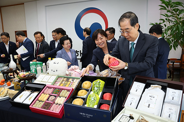한덕수 국무총리(오른쪽 첫번째)가 지난 3일 추석 민생 선물세트를 확인하고 있다.