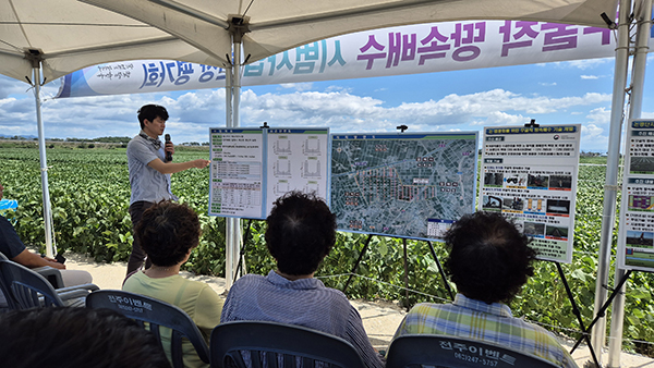 지난달 29일 열린 논콩 생산단지 무굴착 땅속배수 시범사업 현장 평가회 모습.