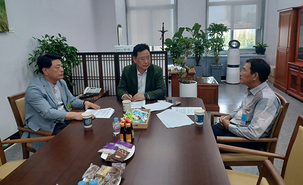지난달 27일 서울 국회의사당에서 열린 간담회에서, (왼쪽부터) 유석룡 한국화훼농협 조합장, 어기구 의원, 서용일 자조금협의회 회장이 화훼 산업 발전을 위한 간담회를 진행하고 있다.